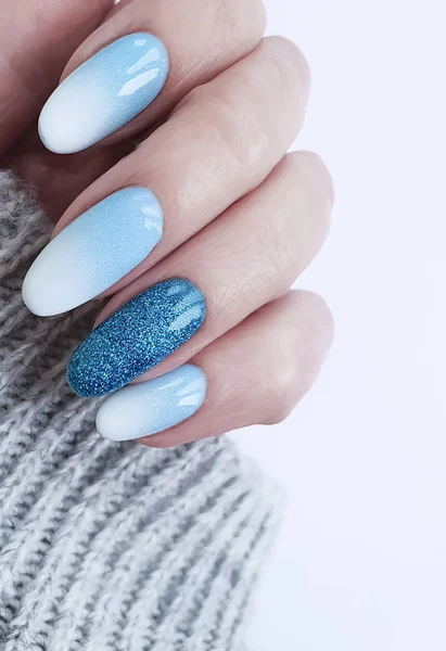 Ręka Piękny Manicure Sweter — Zdjęcie stockowe