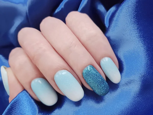 Kobieta Ręce Piękny Manicure Tkaniny Jedwabne — Zdjęcie stockowe