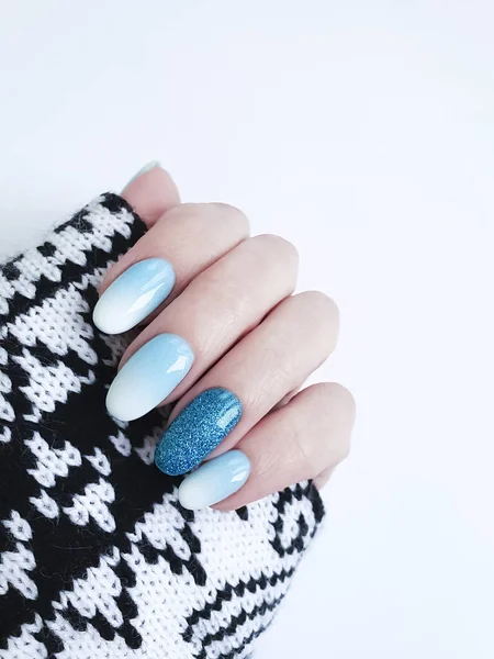 Kobieta Ręce Piękny Manicure Sweter — Zdjęcie stockowe