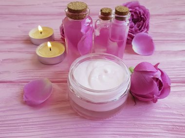Krem Kozmetik, özü, gül çiçek, pembe ahşap zemin üzerine mum