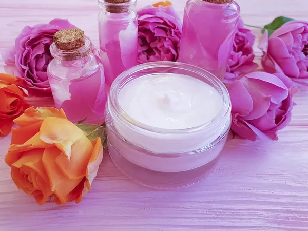 奶油化妆品 提取物 花玫瑰 在粉红色的木制背景 — 图库照片