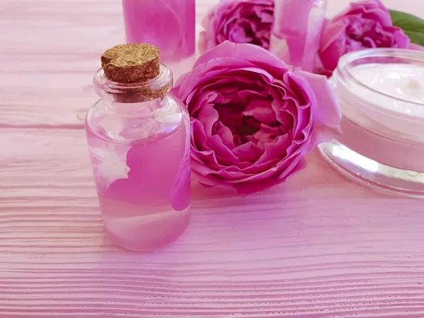 Grädde Kosmetiska Extrakt Blomma Ros Rosa Trä Bakgrund — Stockfoto