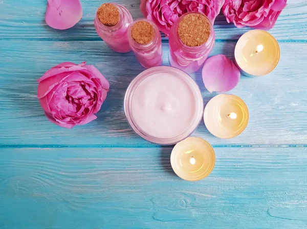 Crema Cosmetica Estratto Fiore Rosa Uno Sfondo Legno Blu — Foto Stock