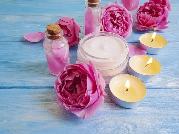 Crema Cosmetica Estratto Fiore Rosa Uno Sfondo Legno Blu — Foto Stock