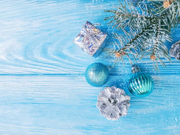 木の枝 ボール 雪の青い木製の背景に フレーム — ストック写真