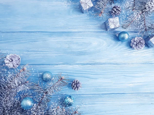 木の枝 ボール 雪の青い木製の背景に フレーム — ストック写真
