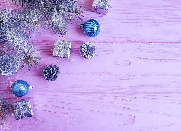 クリスマス ツリー ブランチ ボール ピンクの背景のギフト ボックス — ストック写真