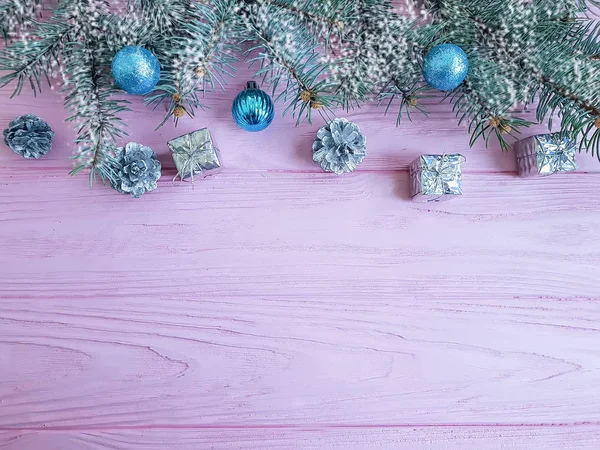 クリスマス ツリー ブランチ ボール ピンクの背景のギフト ボックス — ストック写真