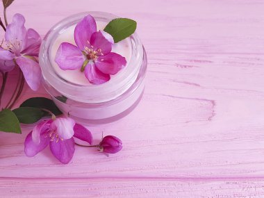 Krem Kozmetik, Manolya çiçek pembe ahşap arka plan üzerinde