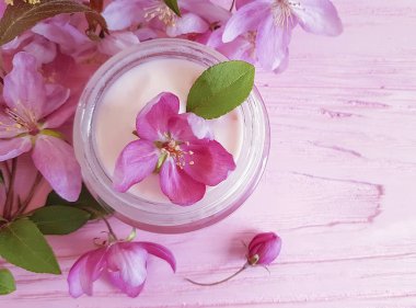 Krem Kozmetik, Manolya çiçek pembe ahşap arka plan üzerinde