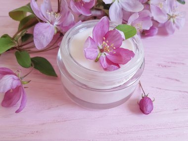 Krem Kozmetik, Manolya çiçek pembe ahşap arka plan üzerinde