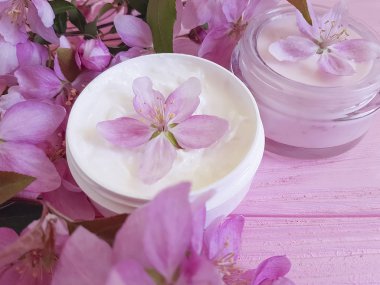 Krem Kozmetik, Manolya çiçek pembe ahşap arka plan üzerinde