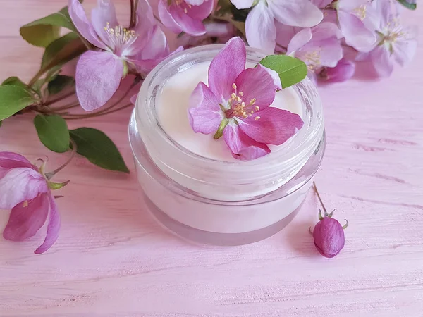 Krem Kozmetik, Manolya çiçek pembe ahşap arka plan üzerinde