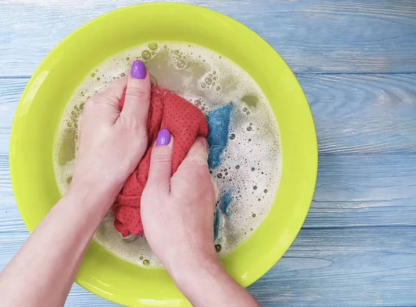 Vrouwen Handen Worden Gewassen Een Bekken Een Blauwe Een Houten — Stockfoto