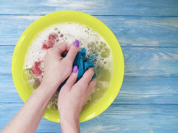 Vrouwen Handen Worden Gewassen Een Bekken Een Blauwe Een Houten — Stockfoto