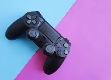 renkli kağıt üzerinde siyah oyun kumandası