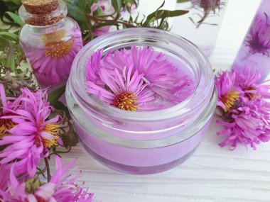 kozmetik krem, özü, Krizantem çiçeği beyaz ahşap zemin üzerinde