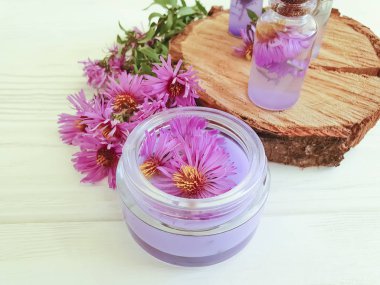 kozmetik krem, özü, Krizantem çiçeği beyaz ahşap zemin üzerinde