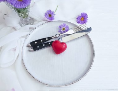 plaka, Krizantem çiçeği kalp Beyaz ahşap zemin üzerinde