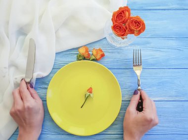 Erkek bir tabak eller, ahşap bir arka plan üzerinde bir çiçek gül