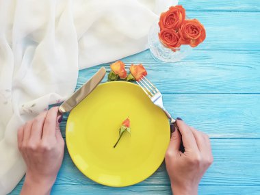 Erkek bir tabak eller, ahşap bir arka plan üzerinde bir çiçek gül