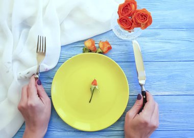 Erkek bir tabak eller, ahşap bir arka plan üzerinde bir çiçek gül