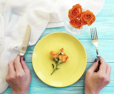 Erkek bir tabak eller, ahşap bir arka plan üzerinde bir çiçek gül