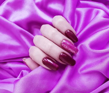 Eller ipek kumaş manikür