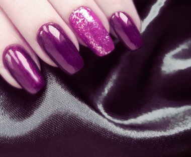 Eller ipek kumaş siyah manikür