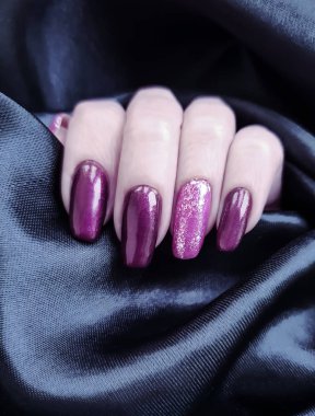 Eller ipek kumaş siyah manikür