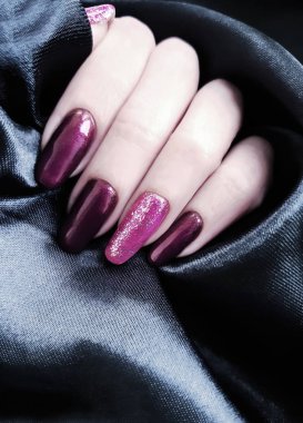 Eller ipek kumaş siyah manikür