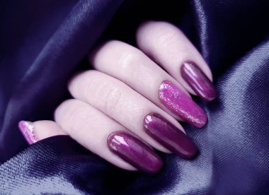 Eller ipek kumaş siyah manikür