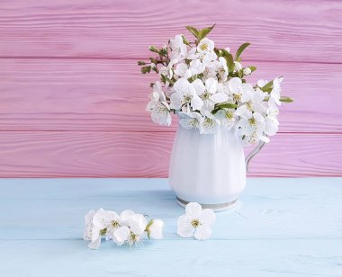 ahşap arka plan üzerinde bir vazoda kiraz çiçekleri