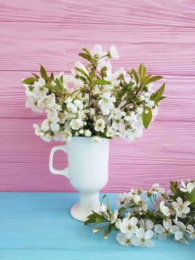 ahşap arka plan üzerinde bir vazoda kiraz çiçekleri