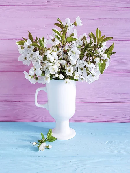 Kirschblüten Einer Vase Auf Einem Hölzernen Hintergrund — Stockfoto