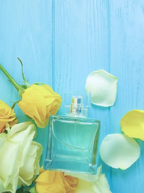 Parfüm çiçek sarı üzerinde ahşap arka plan gül