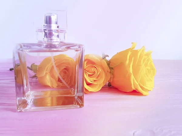 Κίτρινο Λουλούδι Άρωμα Τριαντάφυλλου Φόντο Ξύλινη — Φωτογραφία Αρχείου