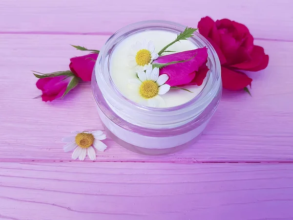 玫瑰花 粉红色的木制背景上的化妆品奶油 — 图库照片