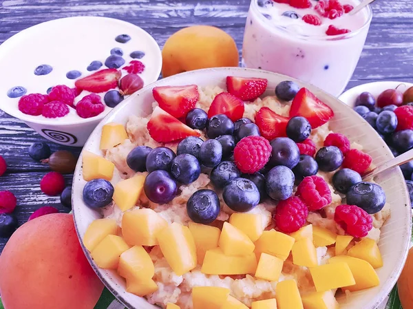 Haferflocken Aprikosen Erdbeeren Joghurt Auf Holzgrund — Stockfoto