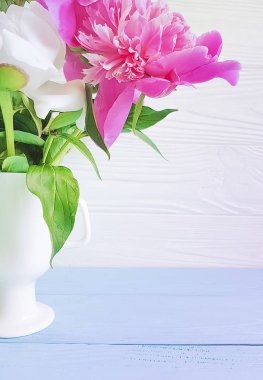 güzel çiçek şakayık vazo ahşap arka plan üzerinde