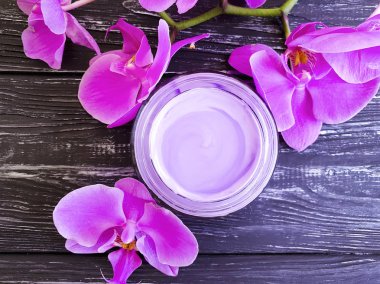 Krem Kozmetik Dalı ahşap bir pembe orkide