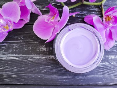 Krem Kozmetik Dalı ahşap bir pembe orkide
