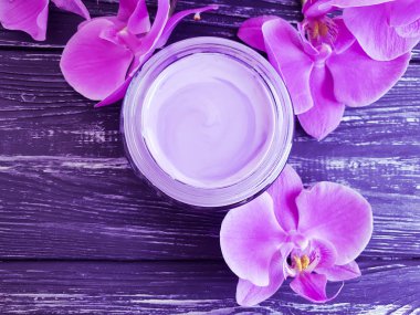 Krem Kozmetik Dalı ahşap bir pembe orkide