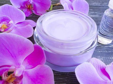 Krem Kozmetik Dalı ahşap bir pembe orkide