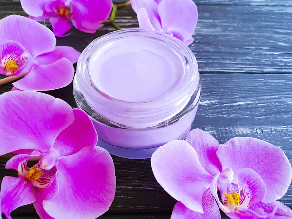 Krem Kozmetik Dalı ahşap bir pembe orkide