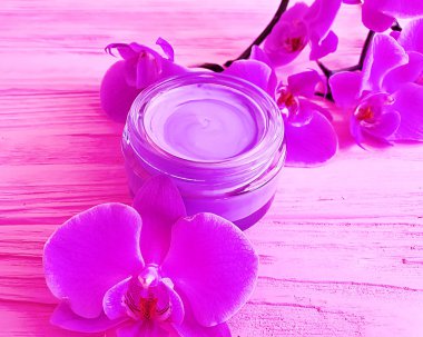 Krem Kozmetik Dalı ahşap bir pembe orkide