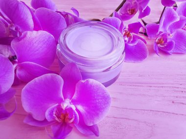 Krem Kozmetik Dalı ahşap bir pembe orkide