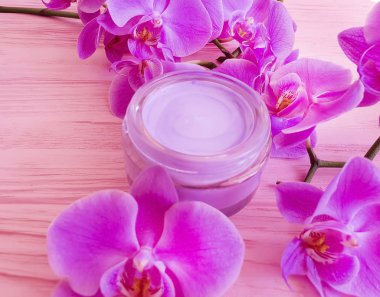 Krem Kozmetik Dalı ahşap bir pembe orkide