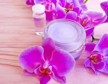 Krem Kozmetik Dalı ahşap bir pembe orkide