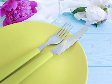 Şakayık Çiçeği plaka üzerinde ahşap arka plan